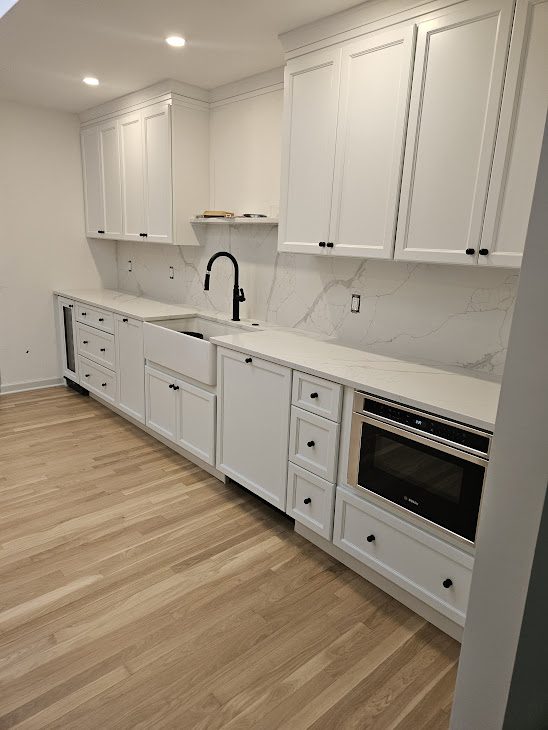 White shaker kitchen with farmhouse sink